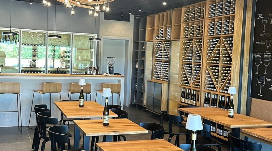 Bakos Borbár & Store